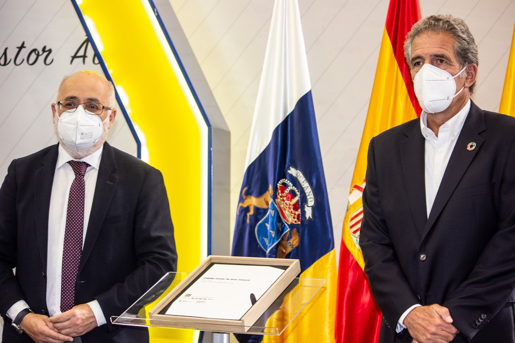 Entrega de la placa Docomomo al Presidente del Cabildo Insular de Gran Canaria